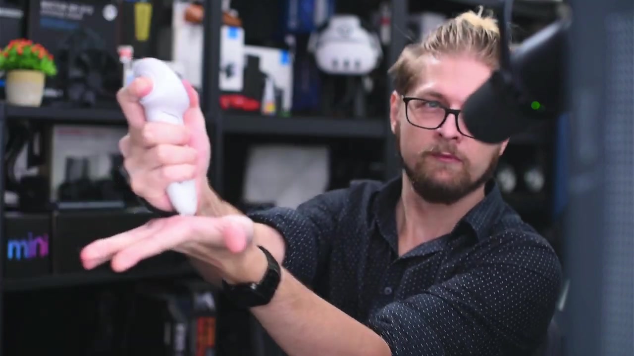 The extended grip pressing into the supporting hand