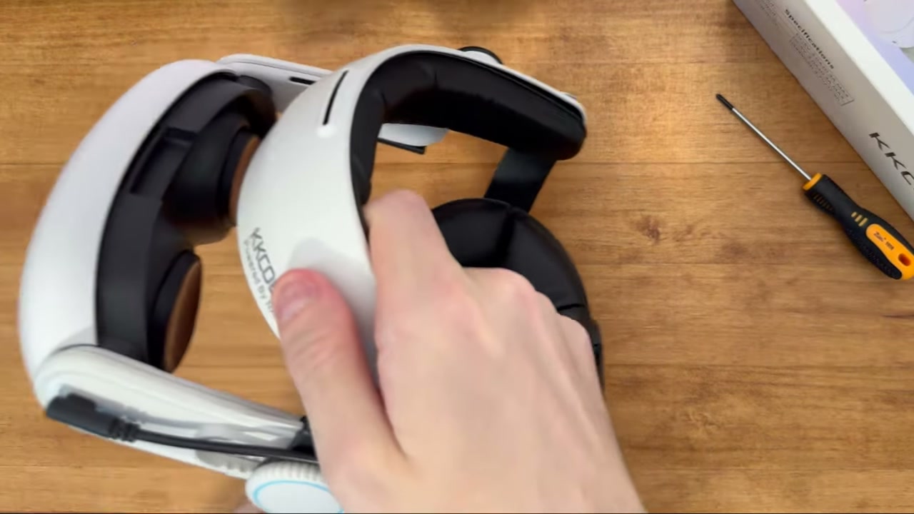 The original Q3 Pro adjustment area during the first video’s demonstration of the weak visor mechanism